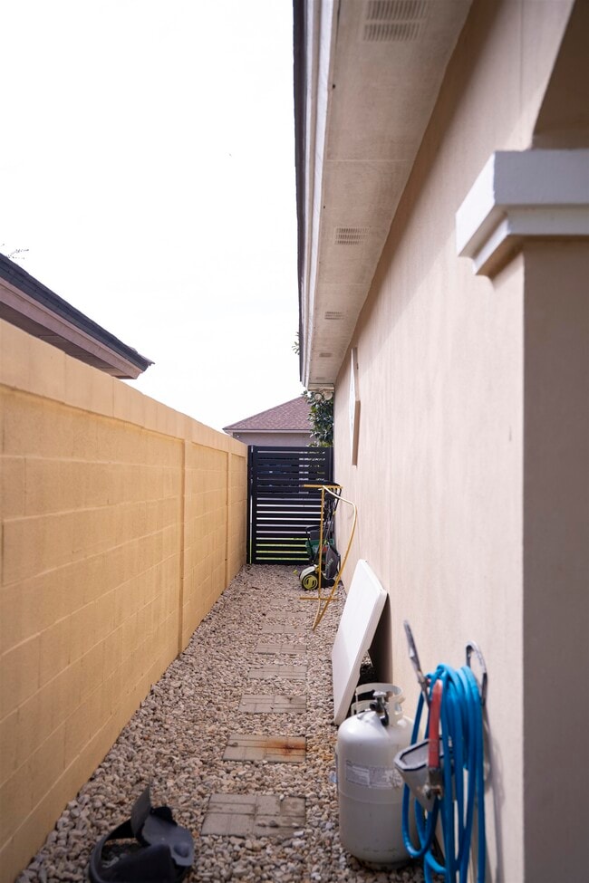 Building Photo - 415 Starling Creek Loop