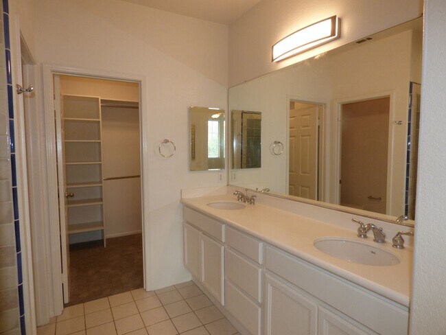 Building Photo - Spacious Townhouse located in Poinsettia Heights