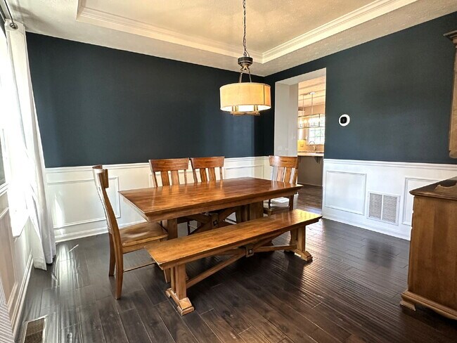 Building Photo - Gorgeous 6-Bedroom 3.5-Bath Colonial in Ma...