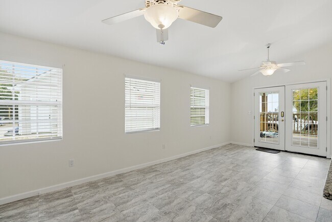 Building Photo - Prime Coastal Location Long Term Rental!