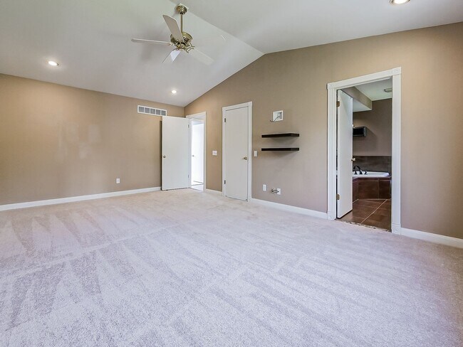 Building Photo - Welcome to this spacious single-family hom...