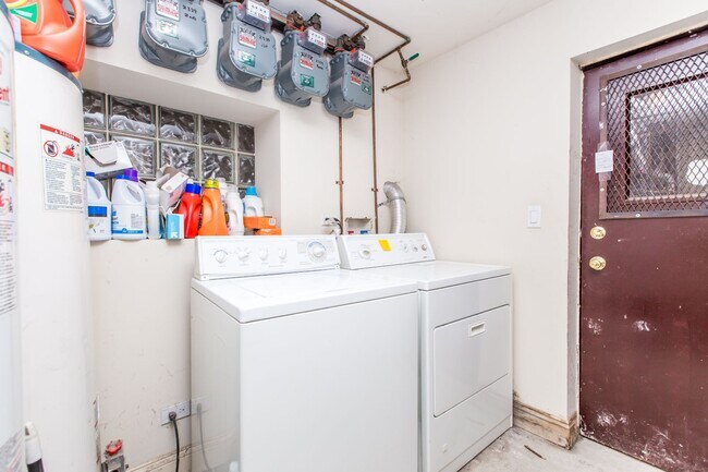 Building Photo - Large 3bedroom/1bath unit in Bucktown! Central Air, FREE Laundry, and close to Blue Line!