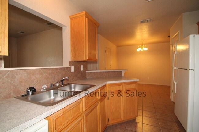 Building Photo - Live in Style!