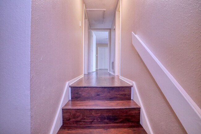 Building Photo - 413 Lakeway Dr
