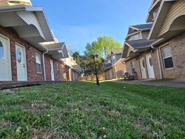 Building Photo - Capri Townhomes