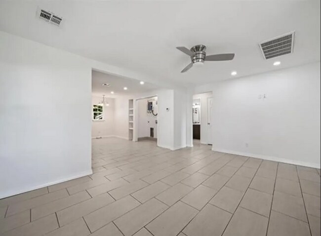 Building Photo - 3411 E 5th Pl