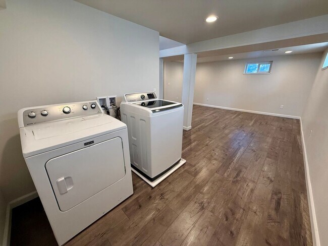 Building Photo - 3 Bedroom / 2 Bath Home - Bespoke Elegance in the University District!