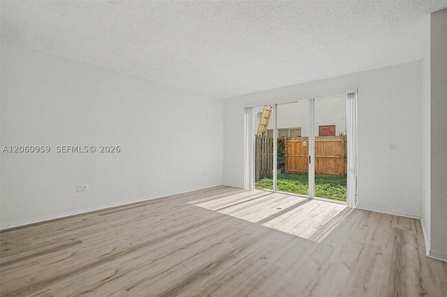 Building Photo - 975 NE 42nd Ave
