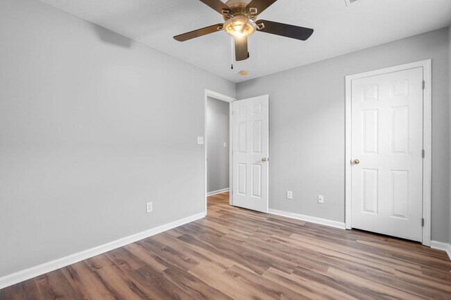 Building Photo - 305 Spring Valley Ln