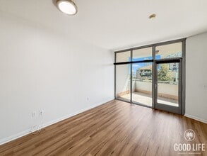 Building Photo - Charming 1BD/1BA Condo in East Village with Petco Park Views, A/C, W/D, Balcony, Community Gym & ...