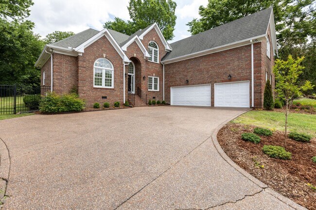 Building Photo - COMING SOON!-- Walk to Kenrose and Ravenwood!