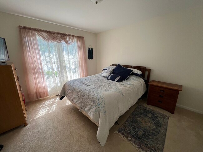 Building Photo - 722 Dolores Ln