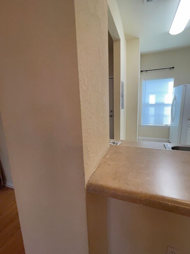 Building Photo - Beautiful 2 bedroom 2.5 bathroom townhome