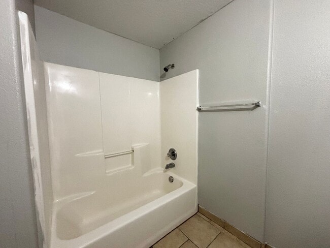 Building Photo - Modern Condo in Gresham near Glendoveer!