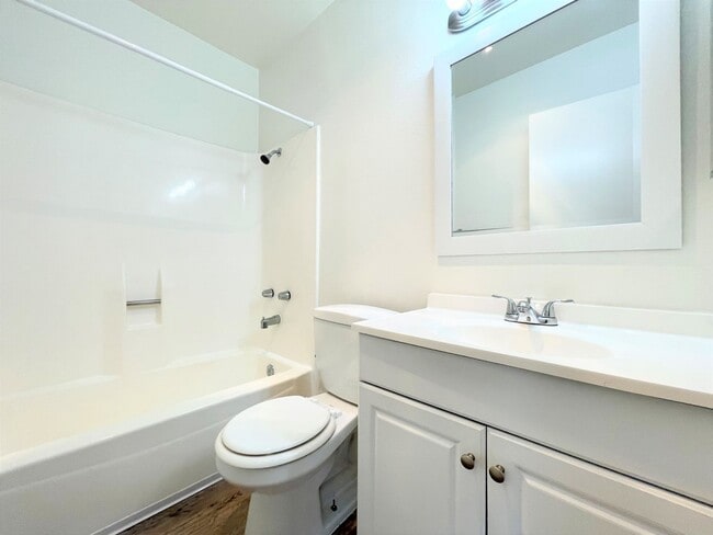 Building Photo - Updated Second Floor Single Level Unit!