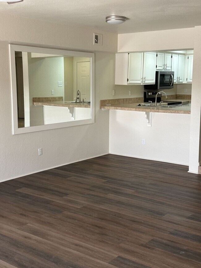Building Photo - Updated Townhome