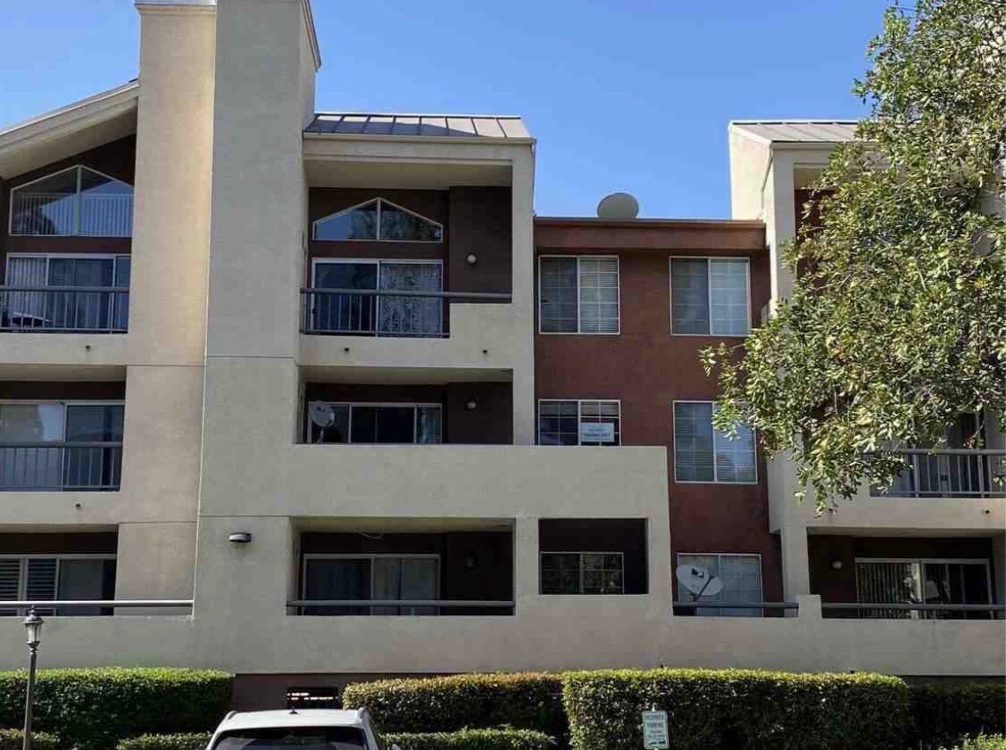 Building Photo - 5545 Canoga Ave