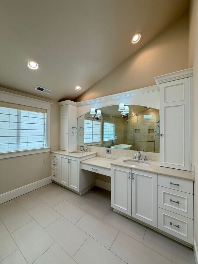 Building Photo - Gorgeous Custom Home In the Uplands Neighborhood. 4bd plus office. 2944sf.