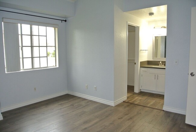 Building Photo - 2Bed/2.5Bath Townhome in the Charlemont Co...