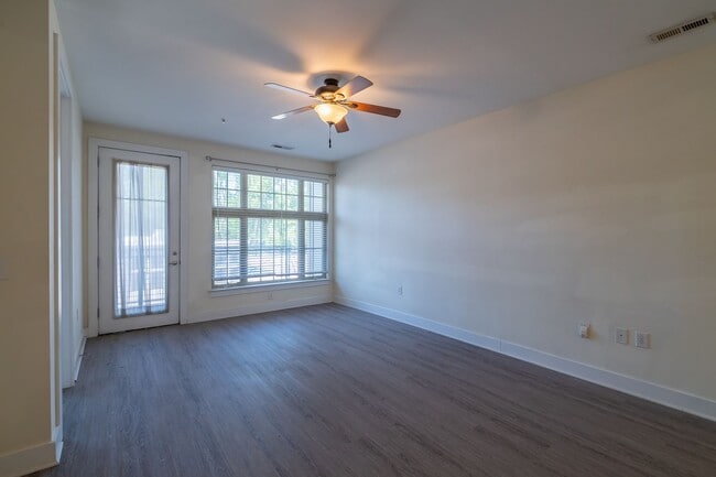 Building Photo - Wonderful 2bd/2bth uptown condo! lots of space in a beautiful building