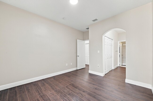 Building Photo - 732 SW 106th Ave