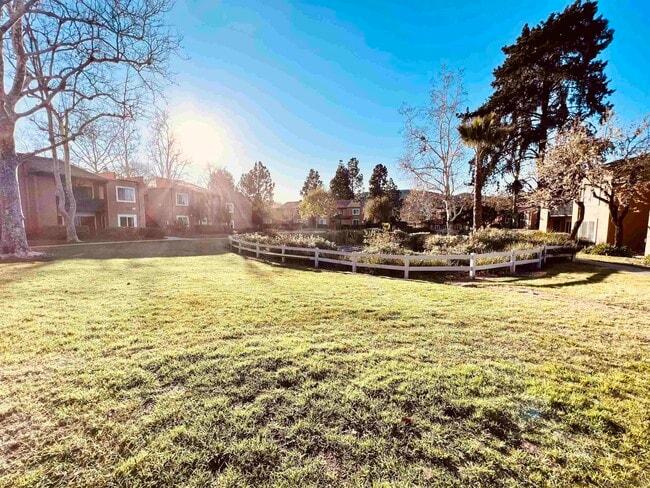 Building Photo - 17093 Rancho Bernardo