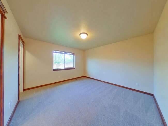 Building Photo - PET FRIENDLY! Beautiful 3 bedroom 2 1/4 bath townhouse in 4 Corners! Fenced backyard!