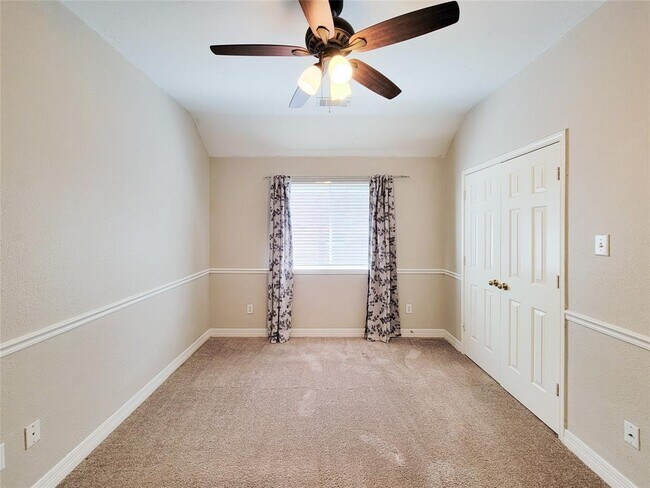 Building Photo - 3218 Vanity Dr