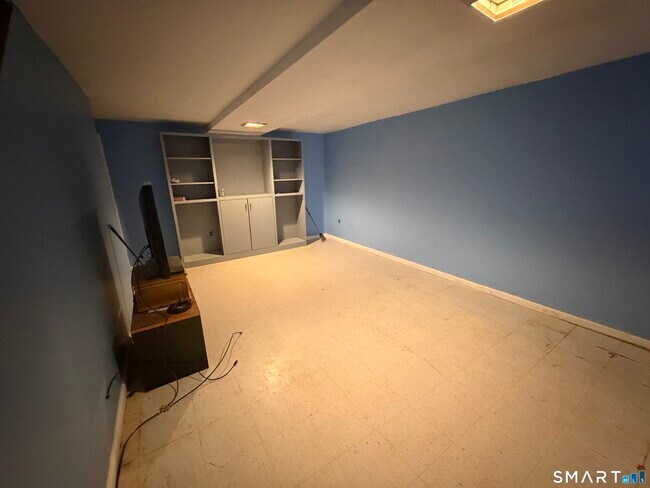 Building Photo - 11 Camelot Dr