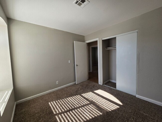 Building Photo - **Gorgeous 4-Bedroom Home in North Las Vegas!**