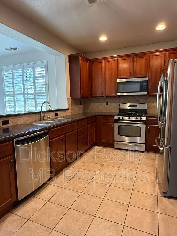 Building Photo - 475 Dartmoor Ct