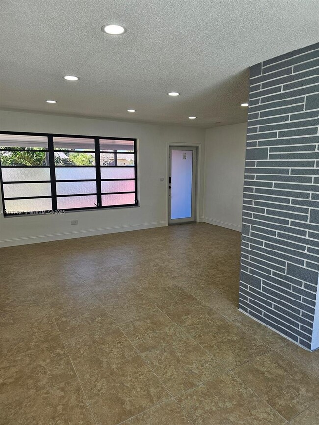 Building Photo - 2 bedroom in Miramar FL 33023