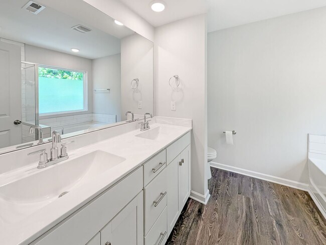 Building Photo - Spacious 3 Bed / 2.5 Bath Townhouse with Loft & 1-Car Garage