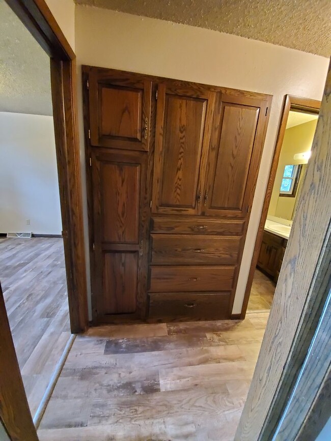 Building Photo - 3 bed 2.5 bath townhouse
