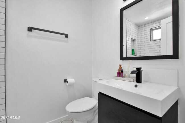 Building Photo - 4200 Camelot Heights Dr