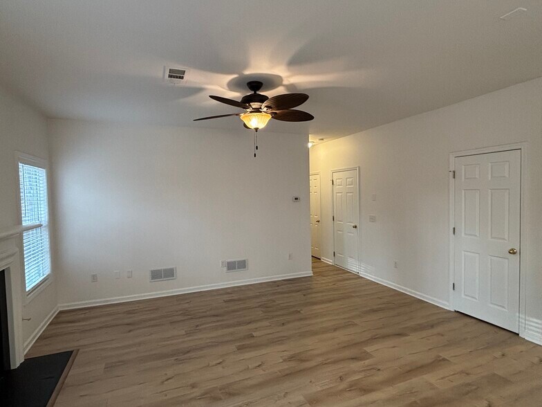 Building Photo - 27 Farm Brook Way