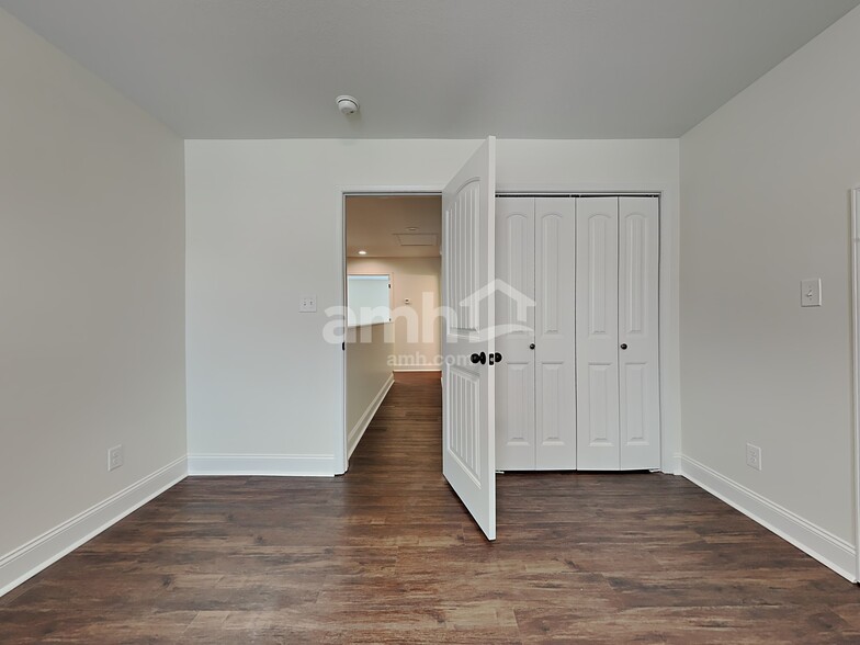 Building Photo - 7211 Deer Springs Way