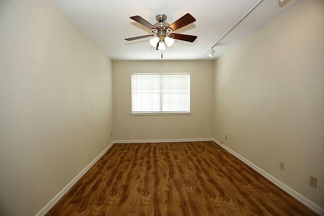 Building Photo - 2602 W Holcombe Blvd