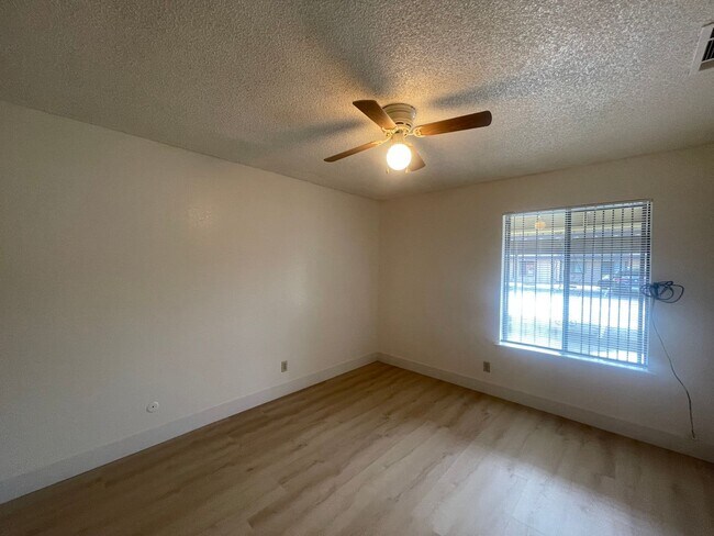Building Photo - 1221 N Peach Ave