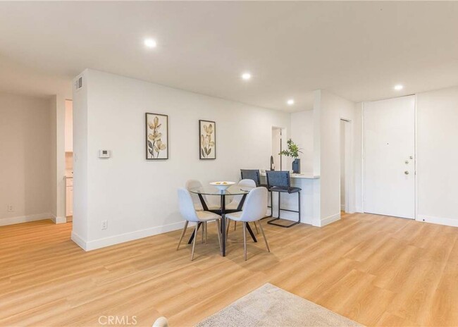 Building Photo - 5411 Tyrone Ave
