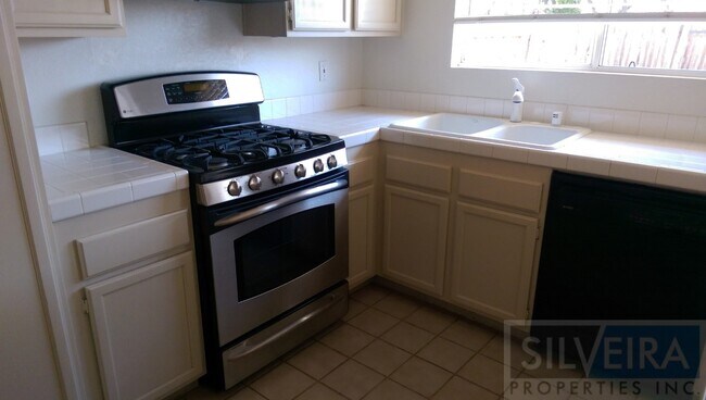 Building Photo - Captivating 3 bed 2 bath home in South Santa Maria.