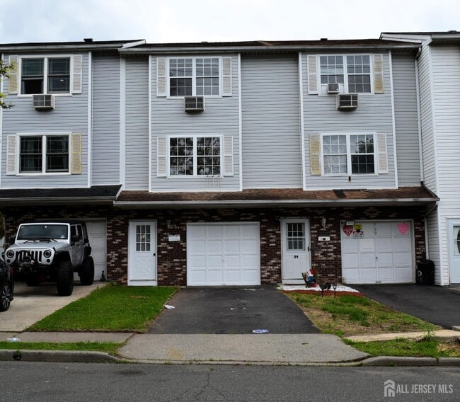 Building Photo - 31 Larch St