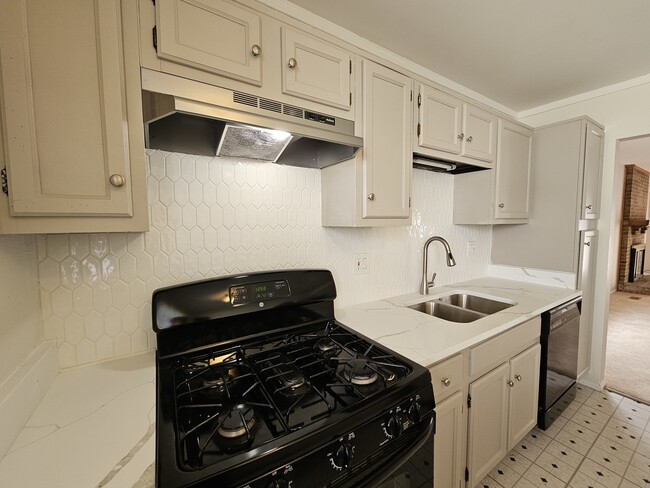 Building Photo - 2385 Goldfinch St