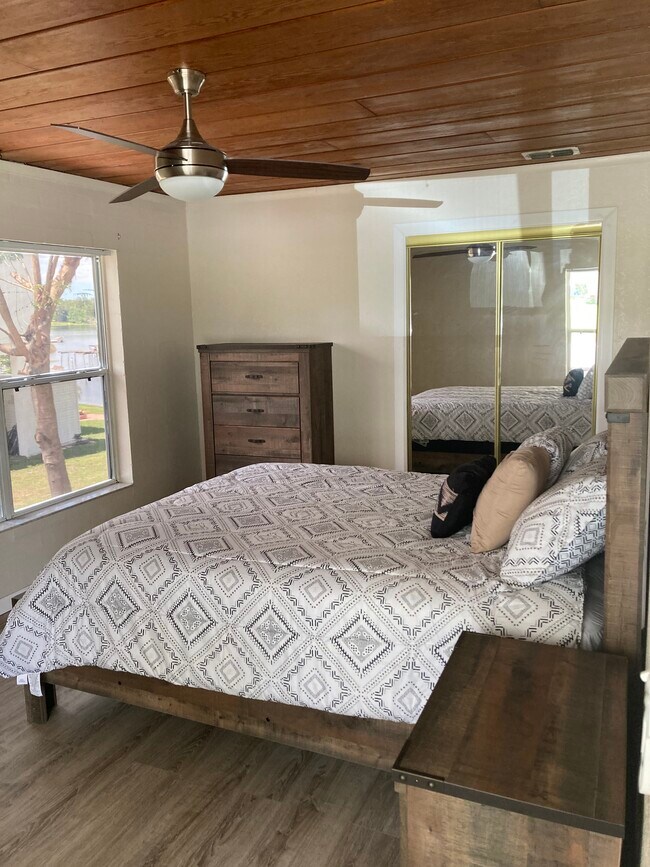 Building Photo - 15848 Lake Iola Rd