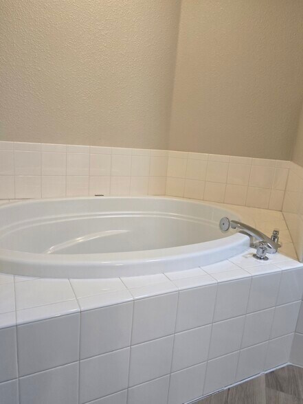 Building Photo - 401 Sand Cliff Ct