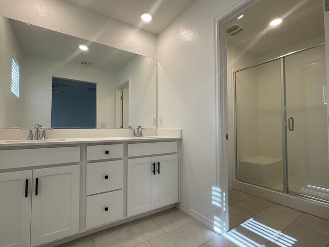 Building Photo - 3-bedroom townhome, 2cg, gated community
