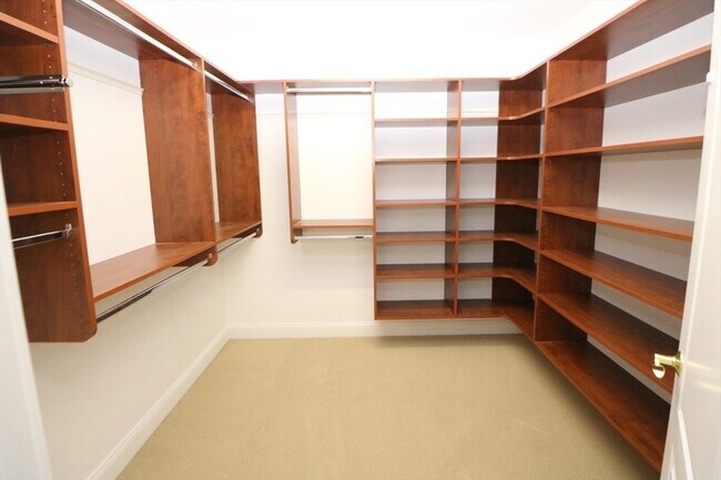 Building Photo - 141 Grovers Ave