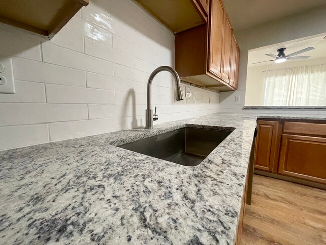 Building Photo - 209 W 2nd St