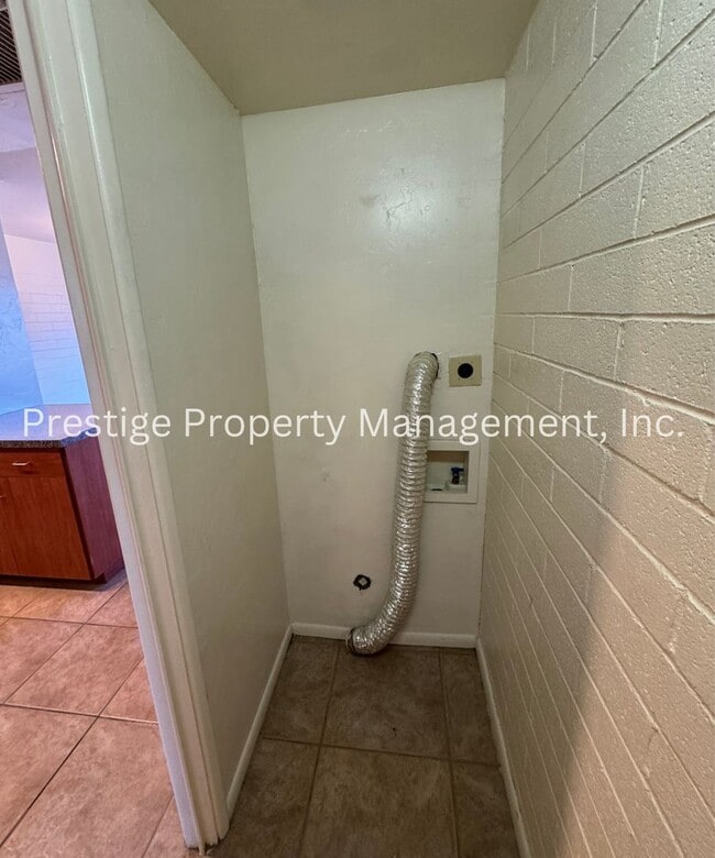 Building Photo - 2525 N Alvernon Way