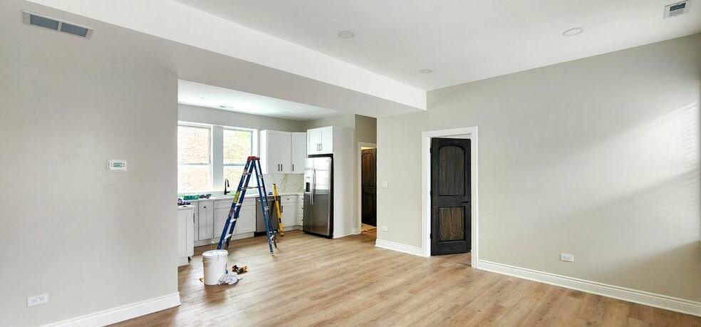 Building Photo - 2552 S Central Park Ave